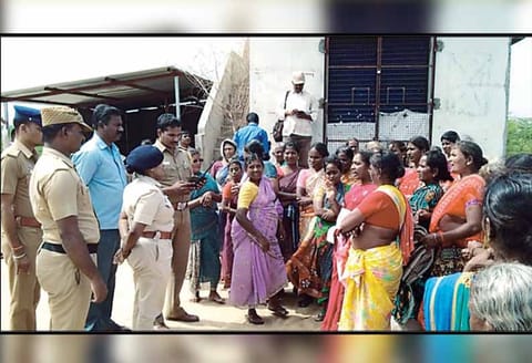 விருத்தாசலம் அருகே: டாஸ்மாக் கடையை மூடக்கோரி பெண்கள் போராட்டம்