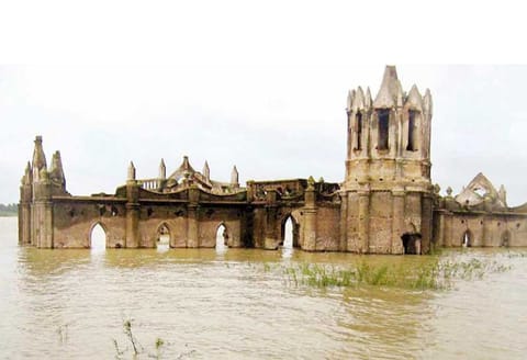 ஹேமாவதி அணை நீர்மட்டம் உயருகிறது நீர்தேக்கத்தில் உள்ள கிறிஸ்தவ ஆலயம் பாதி மூழ்கியது