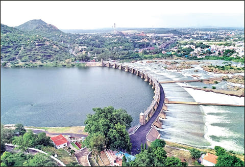 மேட்டூர் அணை, காவிரி ஆற்றில் வெள்ளப்பெருக்கு; 200 வீடுகளை தண்ணீர் சூழ்ந்தது