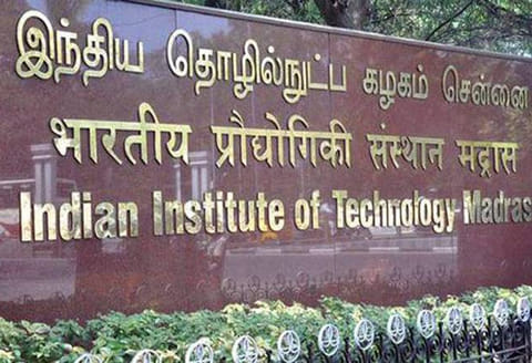 சூரிய மின்சக்தியை பயன்படுத்தி பிளாஸ்டிக் கழிவில் இருந்து எரிபொருள் தயாரிப்பு சென்னை ஐ.ஐ.டி. மாணவர்கள் சாதனை