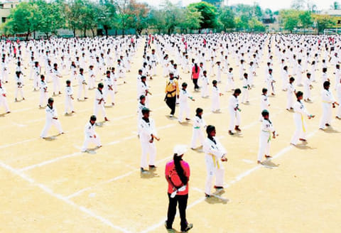 ஒரே நேரத்தில் 1,430 மாணவ-மாணவிகள் தேக்வாண்டோ பயிற்சி கின்னஸ் சாதனைக்கு முயற்சி