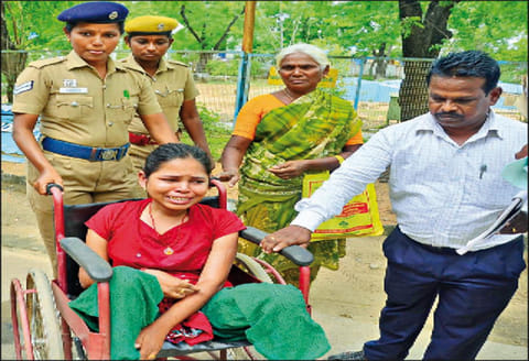 நிலஅபகரிப்பு புகார் மீது நடவடிக்கை இல்லை கலெக்டர் அலுவலகத்தில் மாற்றுத்திறனாளி பெண் தீக்குளிக்க முயற்சி
