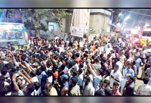 வீட்டில் தூங்கிக்கொண்டிருந்த சிறுமியை கடத்திச்சென்று பாலியல் பலாத்காரம் - மர்ம ஆசாமிகளை கைது செய்யக்கோரி பொதுமக்கள் சாலை மறியல்