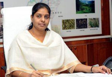 கஜா புயல் எதிரொலி: தேனி மாவட்டத்தில் பள்ளிகளுக்கு நாளை விடுமுறை - மாவட்ட ஆட்சியர்