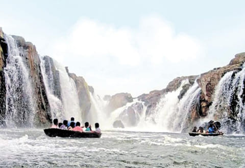 சிலு சிலு ஒகேனக்கல் அருவி