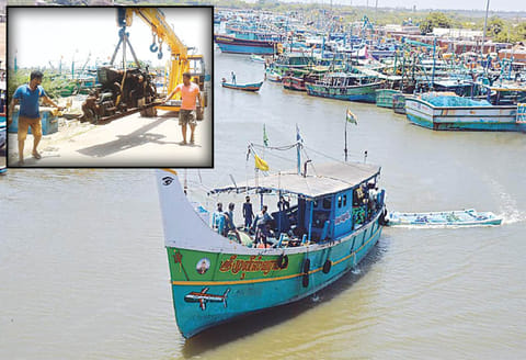 மீன்பிடி தடைகாலம் தொடங்கியது, கடலூரில் படகு என்ஜின்களை சீரமைக்கும் பணியில் மீனவர்கள் - ஆழ்கடலில் மீன்பிடித்தவர்களும் கரை திரும்பினர்