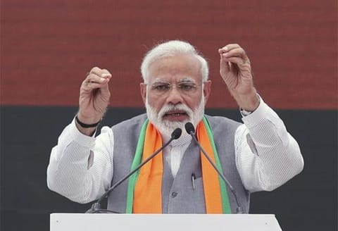 இம்ரான் கான் வீசும் பந்தை ‘ஹெலிகாப்டர் ஷாட்’ அடிப்போம் - பிரதமர் மோடி