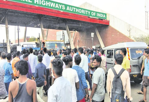 வேன் டிரைவர், கிளனர் மீது தாக்குதல்: சுங்கச்சாவடி ஊழியர்களை கண்டித்து பொதுமக்கள் சாலை மறியல், 3 மணி நேரம் போக்குவரத்து பாதிப்பு