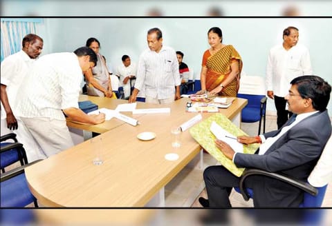 தகவல் அறியும் உரிமைச்சட்டத்தில் குறிப்பிட்ட காலத்தில் பதில் அளிக்காவிட்டால் பணி நீக்கம்