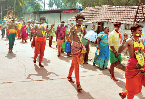 தைப்பூசம் தொடங்க உள்ளதையொட்டி பழனி முருகன் கோவிலில் குவிந்த பக்தர்கள் அலகு குத்தி நேர்த்திக்கடன் செலுத்தினர்
