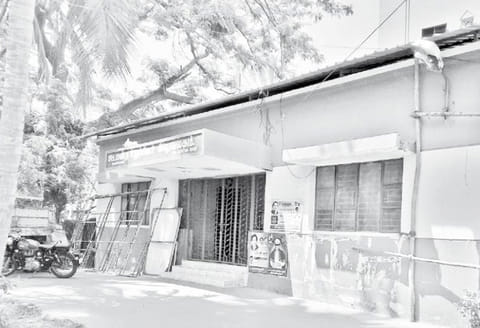 தேர்தல் நடத்தை விதி அமல்: நன்னிலம் எம்.எல்.ஏ. அலுவலகத்துக்கு ‘சீல்’ விளம்பர பேனர்கள்-சுவரொட்டிகள் அகற்றம்