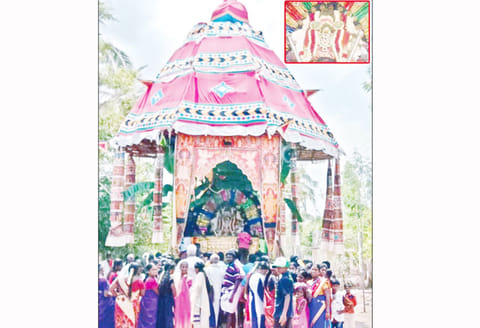 திருக்காரவாசல் தியாகராஜர் கோவில் தேரோட்டம் திரளான பக்தர்கள் வடம்பிடித்தனர்