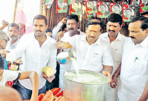 அ.தி.மு.க. இரு அணிகளும் இணைய சில அமைச்சர்கள் முட்டுக்கட்டை போடுகிறார்கள்; பாண்டியராஜன் பேச்சு