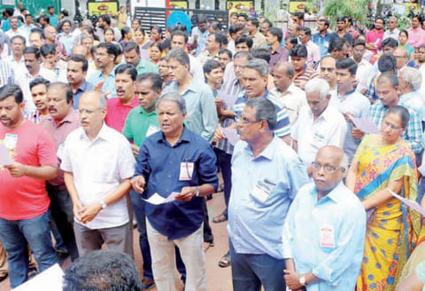 மாவட்டத்தில் வங்கி ஊழியர்கள் வேலைநிறுத்தம் ரூ.300 கோடி பண பரிவர்த்தனை பாதிப்பு