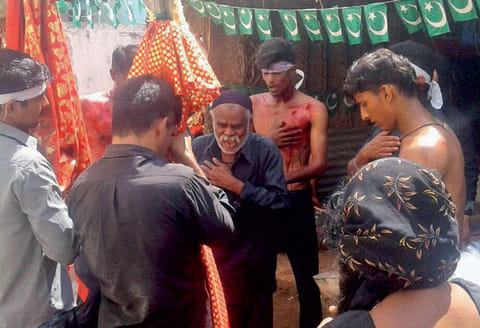 மொகரம் பண்டிகை: உடலில் பிளேடால் கீறி முஸ்லிம்கள் வழிபாடு