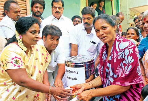 உள்ளாட்சி நிர்வாகம் இல்லாததே டெங்கு காய்ச்சல் அதிகரிக்க காரணம்: டாக்டர் தமிழிசை சவுந்தரராஜன் பேட்டி