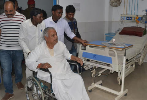 சிறையில் அடைக்கப்பட்ட பா.ஜனதா தலைவர் மருத்துவமனையில் இருந்து ஓட்டம், 5 போலீசார் சஸ்பெண்ட்