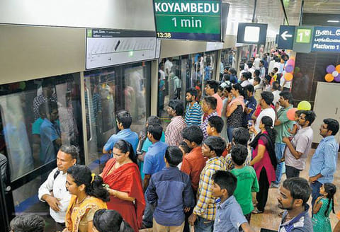 கோயம்பேட்டில் இருந்து ஒரே நாள் இரவில் ஆயிரம் பேர் மெட்ரோ ரெயிலில் பயணம்