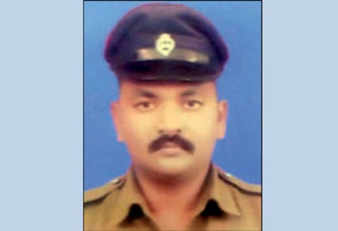 பொங்கலுக்கு ஊருக்கு செல்வதில் மனைவியுடன் தகராறு: திருப்பூர் போலீஸ்காரர் தூக்குப்போட்டு தற்கொலை