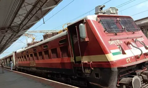 நடத்தையில் சந்தேகம்: மனைவியை கொன்றுவிட்டு எக்ஸ்பிரஸ் ரெயிலின் கழிவறையில் பதுங்கி இருந்த நபர்