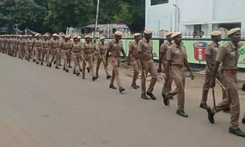 விநாயகர் சதுர்த்தியை முன்னிட்டு சங்கராபுரத்தில் போலீசார் கொடி அணிவகுப்பு