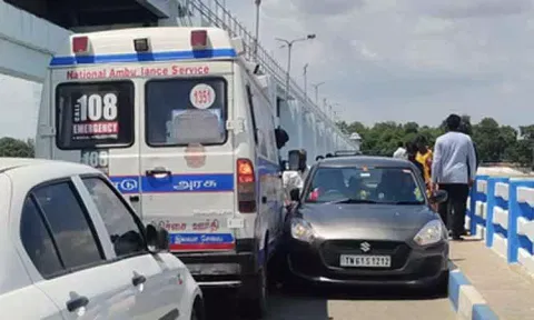 முக்கொம்பு மேலணை பாலத்தில் சிக்கிக்கொண்ட ஆம்புலன்ஸ்-கார்