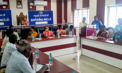 பழனியில் சாக்கடை கால்வாய்களை தூர்வார வேண்டும்
