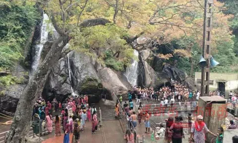 குற்றாலம் ஐந்தருவியில் குவிந்த சுற்றுலா பயணிகள்