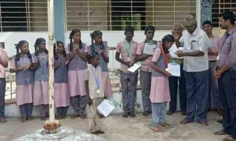 கிளிக்குடி அரசு பள்ளி மாணவர்கள் பதக்கங்கள் வென்று சாதனை