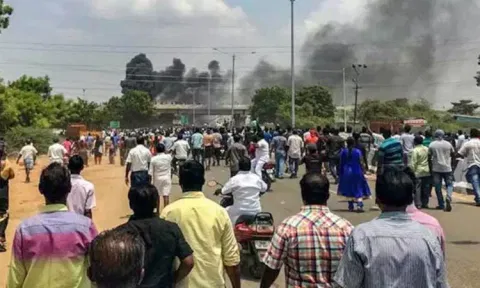 தூத்துக்குடி துப்பாக்கிச்சூடு சம்பவம்:உதவி ஆணையர் உட்பட 4 போலீசார் சஸ்பெண்டு