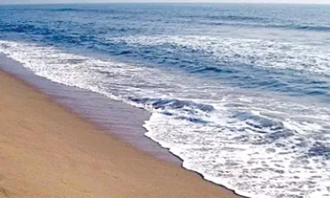மெரினா கடலில் குளிக்க சென்ற கல்லூரி மாணவர் நீரில் மூழ்கி மாயம்