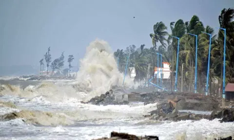 வங்காளதேசத்தில் கரையை கடந்தது சித்ரங் சூறாவளி புயல்; 5 பேர் உயிரிழப்பு
