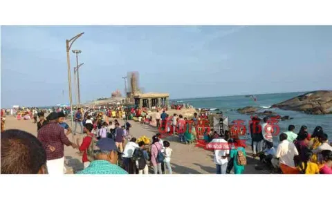 கன்னியாகுமரியில் சுற்றுலா பயணிகள் குவிந்தனர்