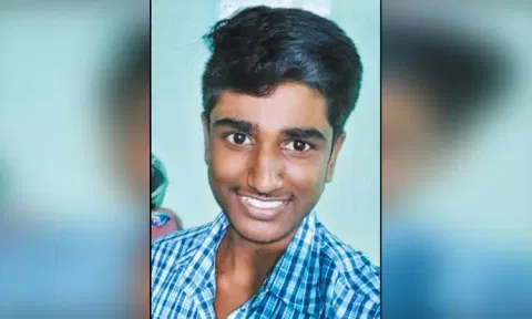 படிக்கட்டில் தொங்கியபடி பயணம்: பஸ் சக்கரத்தில் சிக்கி 11-ம் வகுப்பு மாணவர் சாவு