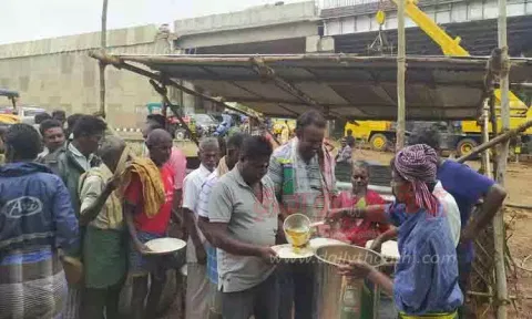 பொதுமக்களுக்கு கிடா வெட்டி விருந்து
