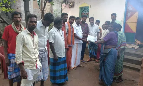 மத்திய அரசின் சாதனைகள் குறித்த துண்டு பிரசுரம்