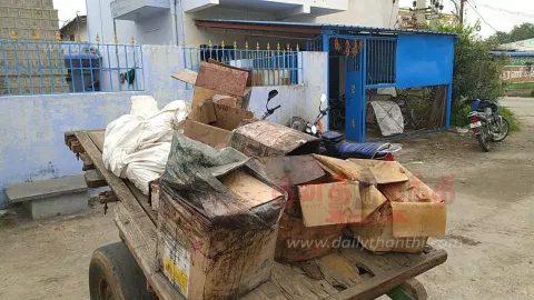 பள்ளிபாளையம் காவிரி ஆற்றில் கொட்டுவதற்காக காலாவதியான சாய பவுடர் ஏற்றி வந்த வண்டி சிறைபிடிப்பு