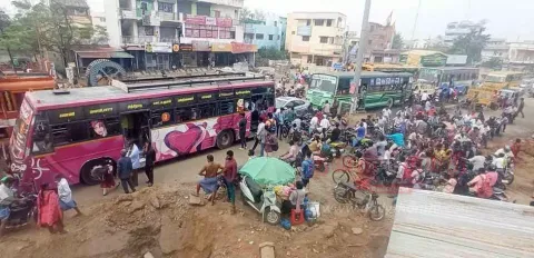 ஈரோடு வீரப்பன்சத்திரத்தில் சாலை விரிவுபடுத்தும் பணியால் கடும் போக்குவரத்து நெரிசல்
