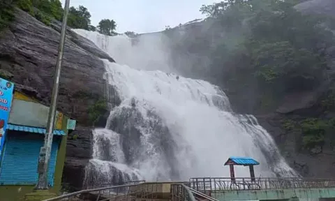 குற்றால அருவிகளில் வெள்ளப்பெருக்கு: சுற்றுலா பயணிகள் குளிப்பதற்கு தடை