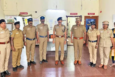 நொளம்பூர் போலீஸ் நிலையத்தில் டி.ஜி.பி. சைலேந்திரபாபு திடீர் ஆய்வு - போலீசாருக்கு நற்சான்று வழங்கி பாராட்டு