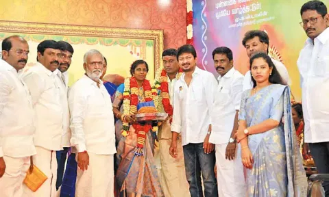 'எடப்பாடி பழனிசாமி - ஓ.பன்னீர்செல்வம் போல சுயமரியாதையை விட்டுக்கொடுத்து வாழக்கூடாது' - அமைச்சர் உதயநிதி ஸ்டாலின் நூதன வாழ்த்து