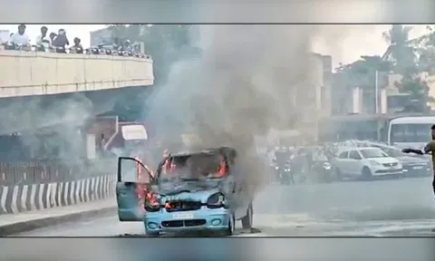 கோயம்பேட்டில் கார் திடீரென தீப்பிடித்து எரிந்ததால் பரபரப்பு - போக்குவரத்து நெரிசல்
