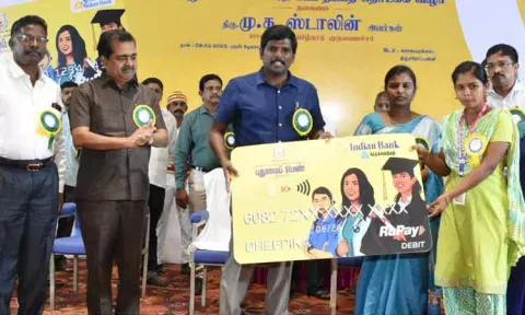 புதுமைப்பெண் திட்டத்தில் மாதம் ரூ.1,000 பெறுவதற்கான வங்கி `டெபிட் கார்டுகள்' மாணவிகளுக்கு கலெக்டர் வழங்கினார்