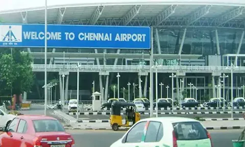 சென்னை விமான நிலையத்தில் வெளிநாடுகளில் இருந்து கடத்தி வரப்பட்ட 1.5 கிலோ தங்கம் பறிமுதல் - அதிகாரிகள் விசாரணை