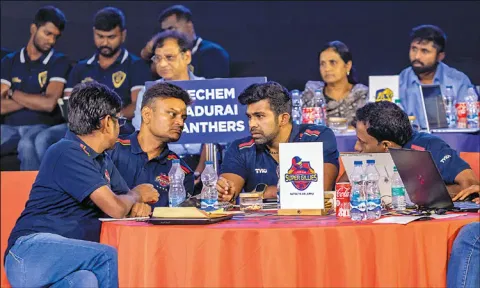 சேப்பாக் சூப்பர் கில்லீஸ் அணியின் உரிமையாளர் பா.சிவந்தி ஆதித்தன், வீரர்களை எடுப்பது குறித்து தலைமை பயிற்சியாளர் ஹேமங் பதானியுடன் ஆலோசித்த காட்சி.