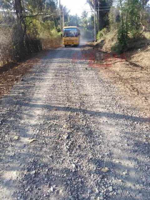 சென்னிமலை அருகே ஜல்லி கற்களை கொட்டி 2 மாதங்களாக தார்சாலை அமைக்காததால் பொதுமக்கள் அவதி