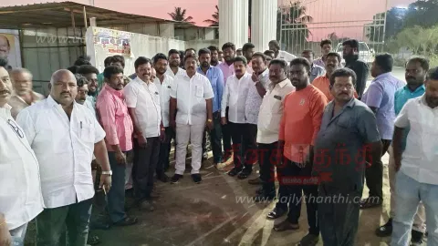 உடைந்த குடிநீர் குழாய்களை சரி செய்யாததால் கவுன்சிலர்கள் போராட்டம்