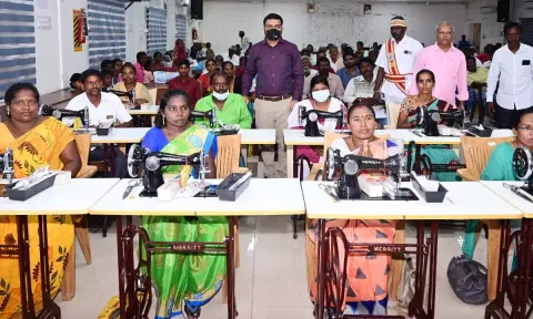 மாற்றுத்திறனாளிகளுக்கு தையல் எந்திரம்