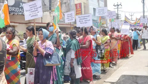 பல்வேறு கோரிக்கைகளை வலியுறுத்தி தொடக்க கூட்டுறவு வங்கி பணியாளர் சங்கத்தினர் ஊர்வலம்; கலெக்டர் அலுவலகத்தில் மனு அளித்தனர்