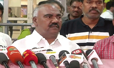 சூடானில் இருந்து மீட்கப்பட்ட 9 தமிழர்களை சென்னை விமான நிலையத்தில் வரவேற்றார் அமைச்சர் செஞ்சி மஸ்தான்